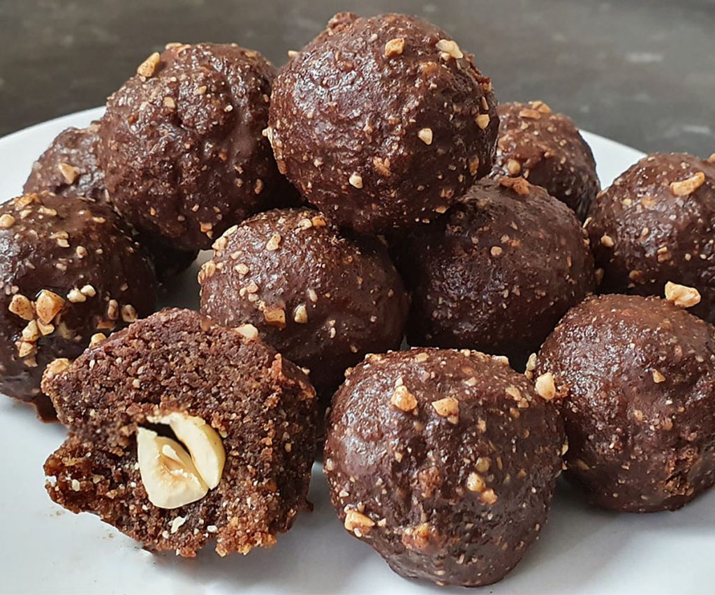 How to make These Ferrero Rocher balls on deliciously healthy. Perfect if you have that sweet craving. I have added a little something extra to give them a lovely crunchy texture.